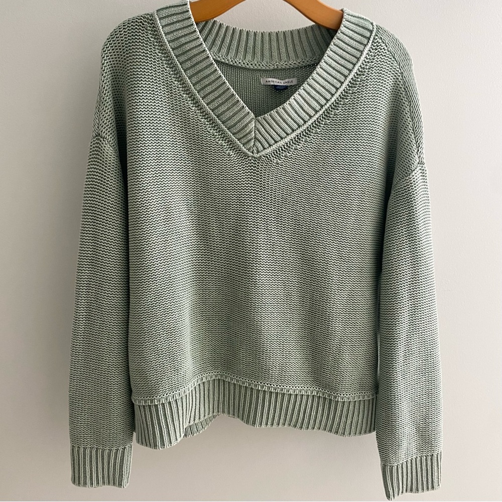 American Eagle Outfitters V-Neck Sweater | Size Medium